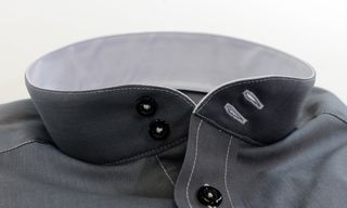 Geöffneter Stehkragen hoch